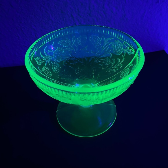 Green Vintage Uranium Depression Strawberry Sherbert Champagne Glass - Picture 2 of 5